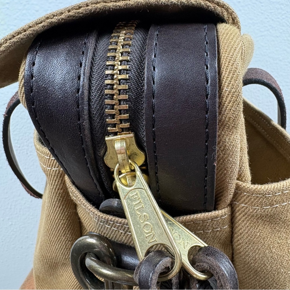 Filson Original Twill Briefcase
Discreet tag/ inside flap - Picture 3 of 14